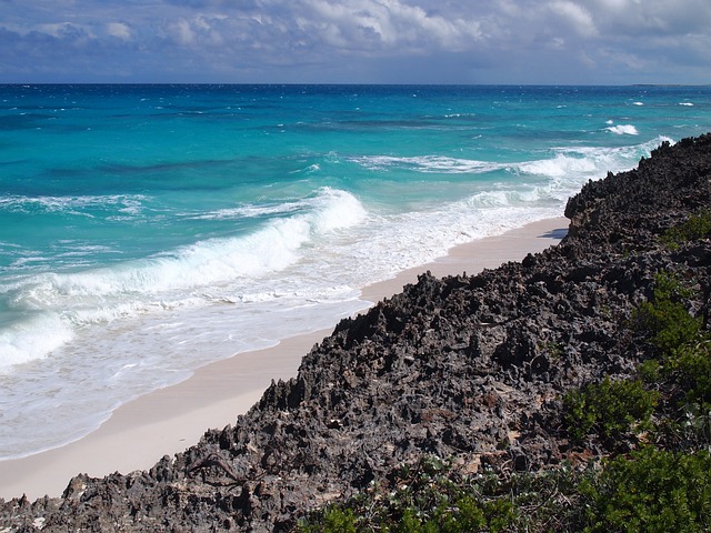 Sea waves in Great Exuma of the Bahamas - Image by Yolanda Rolle from Pixabay